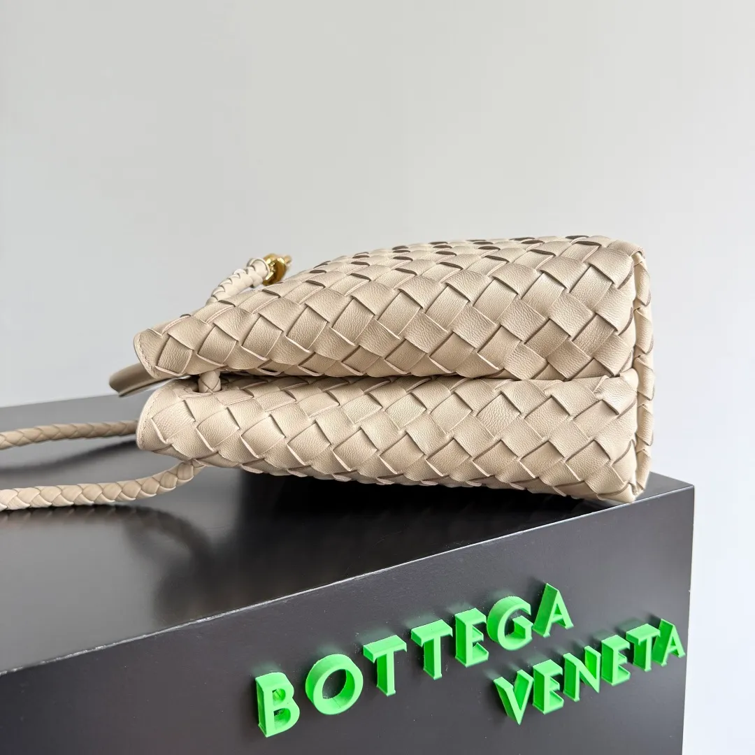 The 2023 new Andiamo batch of 2260 BV has been shipped‼ ️Really popular🔥The new Andiamo woven handbag launched by Bottega Veneta this season is really popular all over the world! ! Celebrities at home and abroad have worn it, and Oscar-winning actress Michelle Yeoh has taken it out on the street. Song Jia, Trai Yara, Yu Feihong, Sanji Ayaka, Rosie Hunting-Whiteley, Yoshioka Riho, etc. have all picked up this bag. It is classic and versatile, showing off its temperament, and the bag capacity is also large, which is very convenient for daily commuting! ! A variety of carrying methods, the shoulder straps can be adjusted by yourself, the original lambskin feels soft and delicate, and the neutral style is made to break gender boundaries and bring a more practical and long-lasting use experience. Andiamo, which has both elegant and casual styles, perfectly interprets the true appearance of "fashionable old money style". Style number: 743572 Size: 32*24*12
